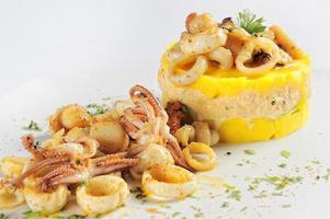 culinária peruana causa rellena com frutos do mar foto