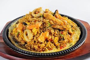 comida peruana marisco e arroz, chamado arroz con mariscos foto