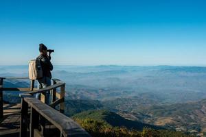 fotógrafo profissional tirar fotos de paisagens com a câmera