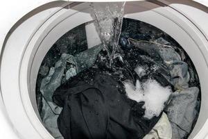 closeup dentro da máquina de lavar