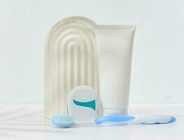 branco plástico tubo para pasta de dentes, escova de dente e dental fio dental em branco fundo foto