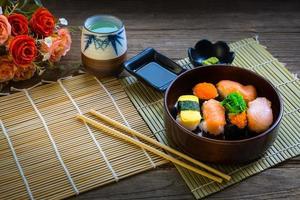 conjunto de sushi servido em mesa de madeira foto