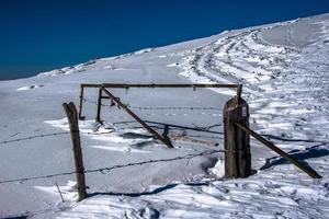 portão abandonado na neve foto