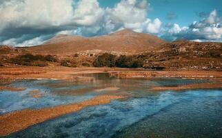 lindo costeiro panorama cenário com maré piscinas durante Alto maré cercado de montanhas às prata vertente de praia às Loughborough, município maionese foto