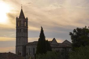 torre sineira ao entardecer foto