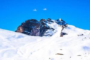 pico da montanha na neve foto