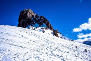 montanha rochosa na neve foto