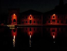 docas em arsenale em veneza à noite foto