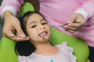 ute pequeno menina dentro a dentista cadeira, fechar acima foto