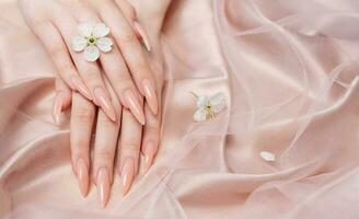 elegante pastel Rosa natural manicure. foto