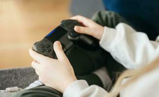 pequeno menina jogando em jogos console foto