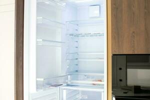 cozinha mobília com a aberto esvaziar geladeira foto