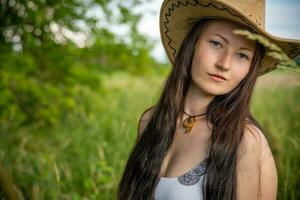 mulher com vaqueiro chapéu dentro natureza foto