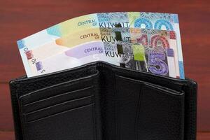 kuwaiti dinheiro dentro a Preto carteira foto