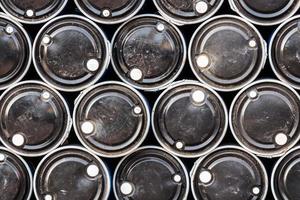 close up de barris de óleo de cor preta