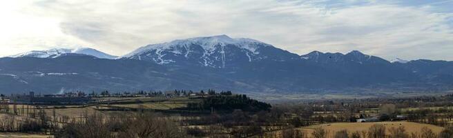 panorâmico Visão do a coberto de neve montanhas dentro a Pirineus foto