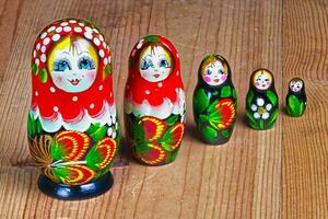 matryoshka bonecas conjunto em uma de madeira mesa foto