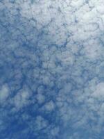 a branco nuvens em a azul céu estão perfeito para a fundo. skyscape em lombok ilha, Indonésia foto