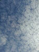 a branco nuvens em a azul céu estão perfeito para a fundo. skyscape em lombok ilha, Indonésia foto