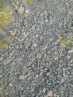 pequeno pedras arranjado irregularmente dentro a estrada lado foto