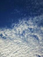 a branco nuvens em a azul céu estão perfeito para a fundo. skyscape em lombok ilha, Indonésia foto