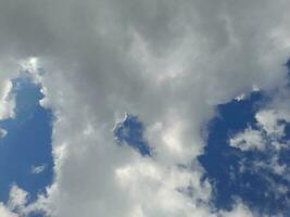 a branco nuvens em a azul céu estão perfeito para a fundo. skyscape em lombok ilha, Indonésia foto