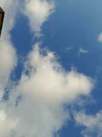 a branco nuvens em a azul céu estão perfeito para a fundo. skyscape em lombok ilha, Indonésia foto