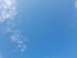 a branco nuvens em a azul céu estão perfeito para a fundo. skyscape em lombok ilha, Indonésia foto