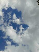 a branco nuvens em a azul céu estão perfeito para a fundo. skyscape em lombok ilha, Indonésia foto