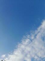 a branco nuvens em a azul céu estão perfeito para a fundo. skyscape em lombok ilha, Indonésia foto