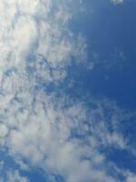 a branco nuvens em a azul céu estão perfeito para a fundo. skyscape em lombok ilha, Indonésia foto