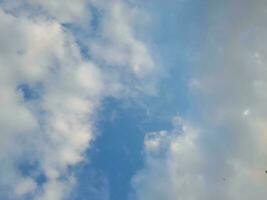 a branco nuvens em a azul céu estão perfeito para a fundo. skyscape em lombok ilha, Indonésia foto