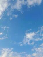 a branco nuvens em a azul céu estão perfeito para a fundo. skyscape em lombok ilha, Indonésia foto