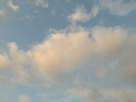 lindas nuvens brancas sobre fundo de céu azul profundo. grandes nuvens fofas e brilhantes cobrem todo o céu azul. foto