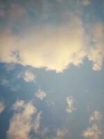 lindo cinzento nuvens em céu fundo. ampla brilhante suave fofo nuvens estão cobrir a inteira céu. foto
