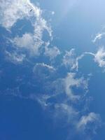 a branco nuvens em a azul céu estão perfeito para a fundo. skyscape em lombok ilha, Indonésia foto