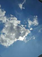 a branco nuvens em a azul céu estão perfeito para a fundo. skyscape em lombok ilha, Indonésia foto