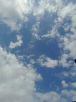 a branco nuvens em a azul céu estão perfeito para a fundo. skyscape em lombok ilha, Indonésia foto