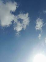 a branco nuvens em a azul céu estão perfeito para a fundo. skyscape em lombok ilha, Indonésia foto