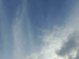 a branco nuvens em a azul céu estão perfeito para a fundo. skyscape em lombok ilha, Indonésia foto