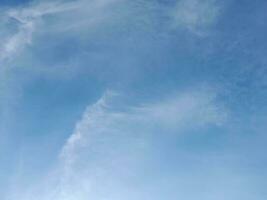 a branco nuvens em a azul céu estão perfeito para a fundo. skyscape em lombok ilha, Indonésia foto