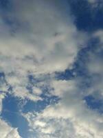 a branco nuvens em a azul céu estão perfeito para a fundo. skyscape em lombok ilha, Indonésia foto