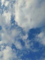 a branco nuvens em a azul céu estão perfeito para a fundo. skyscape em lombok ilha, Indonésia foto