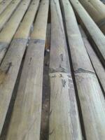 bambu ripas arranjado Como a chão dentro a gazebo foto