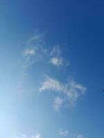 a branco nuvens em a azul céu estão perfeito para a fundo. skyscape em lombok ilha, Indonésia foto