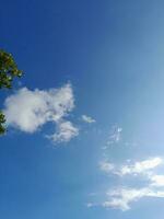 a branco nuvens em a azul céu estão perfeito para a fundo. skyscape em lombok ilha, Indonésia foto