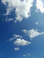 a branco nuvens em a azul céu estão perfeito para a fundo. skyscape em lombok ilha, Indonésia foto