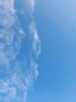 a branco nuvens em a azul céu estão perfeito para a fundo. skyscape em lombok ilha, Indonésia foto