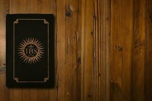 cristão livro em uma de madeira escrivaninha foto