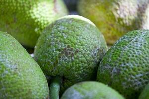 pilha do fruta-pão em uma mercado impedir foto